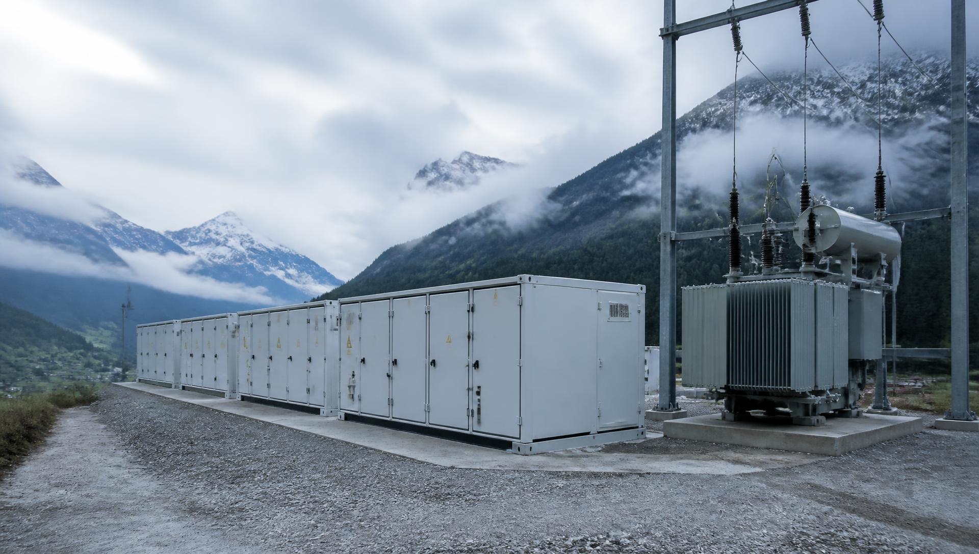 Batteriespeicher-Container neben einer Trafostation in einem Schweizer Alpental